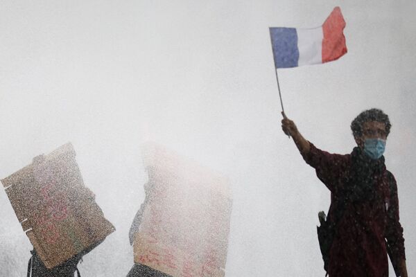 جدال چپ و راست بر سر آینده فرانسه | مکرون، دوگل نیست