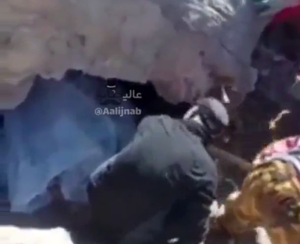 مرگ دلخراش کوهنورد در پی سقوط سنگ روی چادر + فیلم