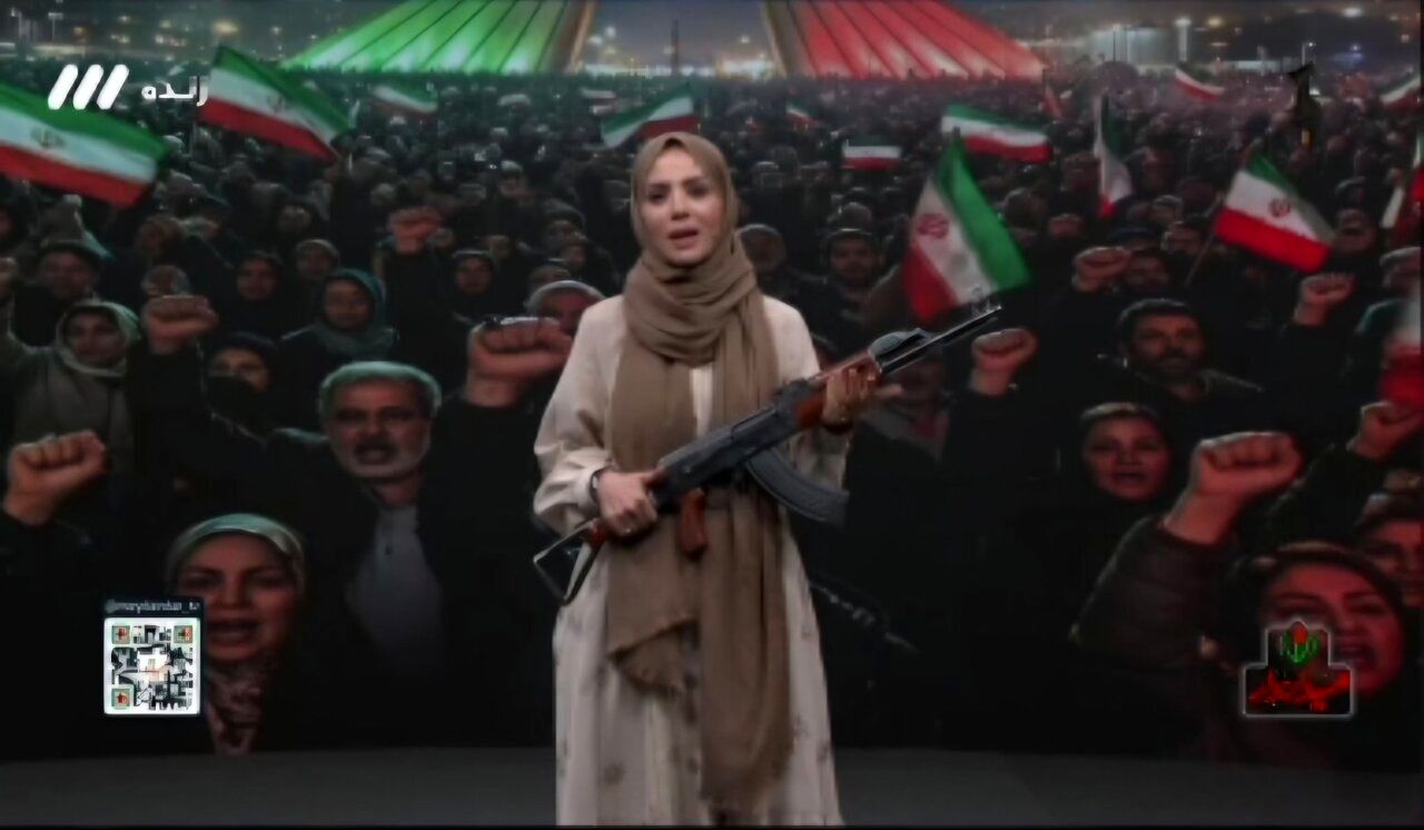 شب گذشته در بسیاری از برنامه‌های صداوسیما، مجریان با تفنگ حاضر شدند!
