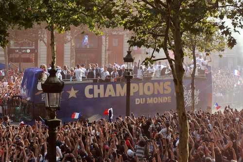جشن قهرمانی تیم ملی فرانسه در پاریس +عکس 