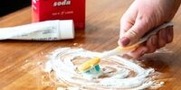 روشی ساده برای پاک کردن آب بر روی سطح چوبی 