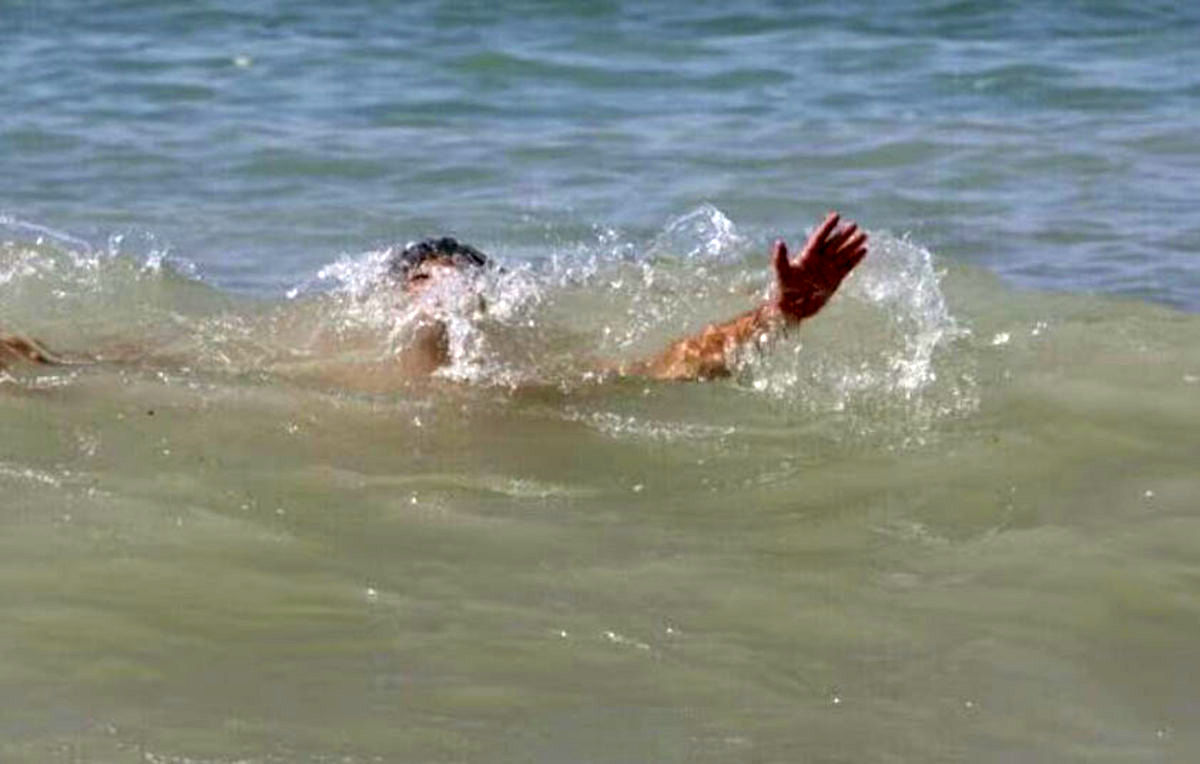 غرق شدن کودک 10 ساله و 4 مرد در استخر 