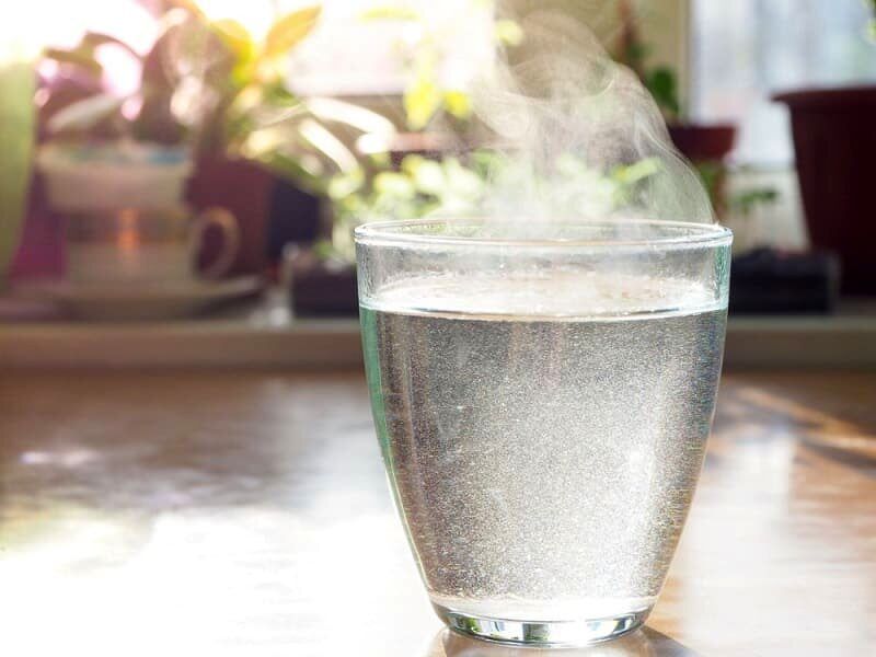 فواید شگفت‌انگیز نوشیدن آب گرم با معده خالی