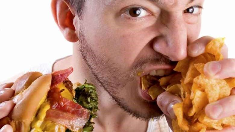 پرخوری عصبی چیست؟ و چه کسانی را تحت تاثیر قرار می‌دهد؟