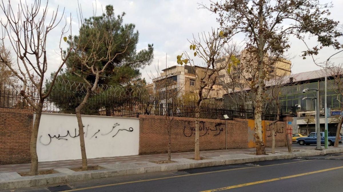 بنر جنجالی شهرداری تهران در اطراف سفارت انگلیس+ عکس

