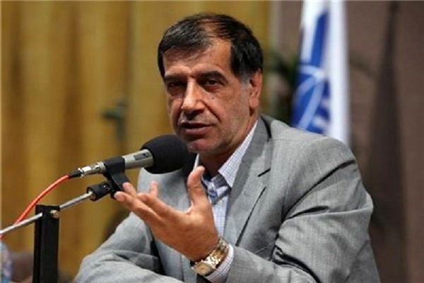 حرکات احمدی نژاد دارد تند می شود/ چرخش به سمت ایراد گرفتن از کلیت نظام
