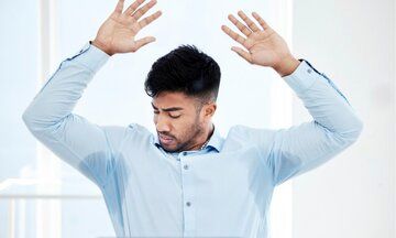 گیاهانی که به رفع بوی عرق کمک می‌کنند / چرا برخی افراد اصلاً عرق نمی‌کنند؟