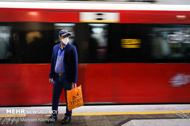 عکسی ترسناک از متروی تهران در نخستین روز اعمال محدودیت های کرونایی 