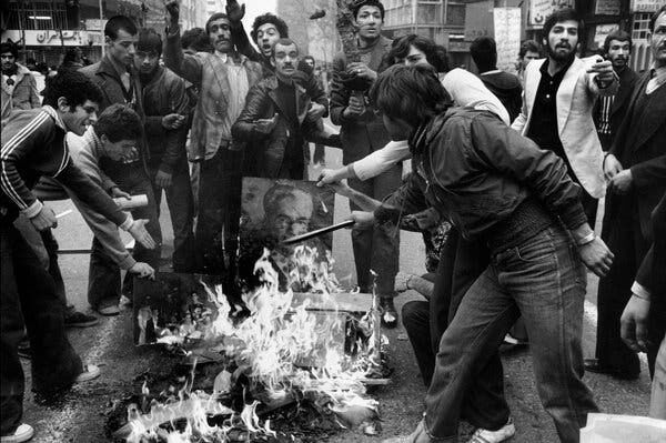 نیویورک‌تایمز منتشر کرد؛ جزئیات تازه از آزادی گروگان‌های آمریکایی در ایران/ توصیه کلیدی ژنرال‌هایزر به شاه