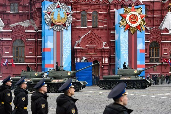 رژه ارتش روسیه در روز پیروزی/ پوتین: از دونباس محافظت خواهیم کرد
