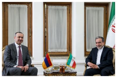 دیدار و رایزنی دبیر شورای امنیت ملی ارمنستان با عراقچی