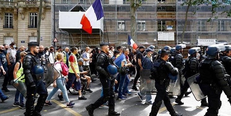 فرانسه به هم ریخت/ تظاهرات سراسری علیه  اجباری شدن گواهی واکسن کرونا