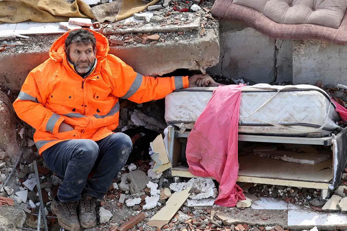 عکسی تکان دهنده از زلزله ترکیه؛ پدری که دست دختر زیرآوارمانده‌اش را رها نکرد!