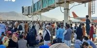 آویزان شدن مردم از هواپیمای در حال پرواز در فرودگاه کابل! + فیلم