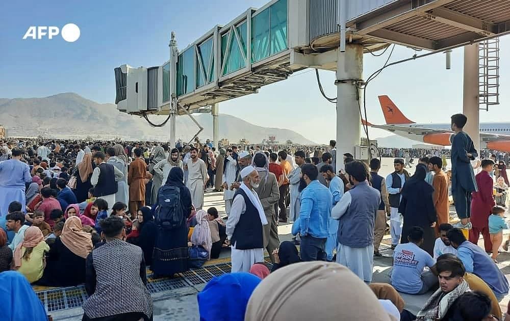 آویزان شدن مردم از هواپیمای در حال پرواز در فرودگاه کابل! + فیلم