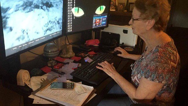درآمدزایی یک زن مسن از بازهای آنلاین!