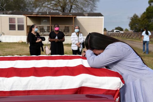 زنی در کنار تابوت شوهر ش که در اثر ویروس کرونا جان خود را از دست داد پیش از مراسم تشییع جنازه اش در سن فیلیپه  تگزاس