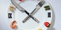 عوارض خطرناک پرخوری آخر شب که باید بدانید