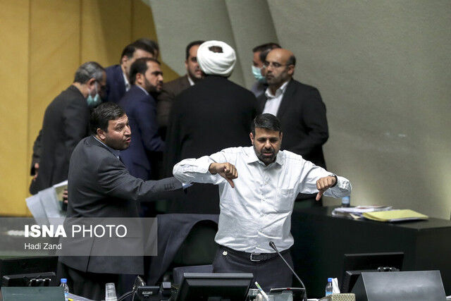 توضیحات یک نماینده درباره تصویر حرکت شستش در صحن مجلس!+تصویر