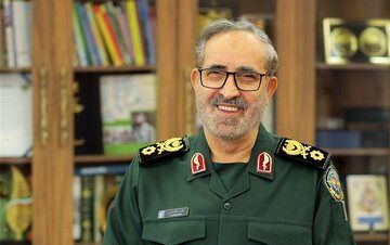 قابی قدیمی و دیده نشده از شهید شادمانی در کنار رهبرانقلاب + عکس