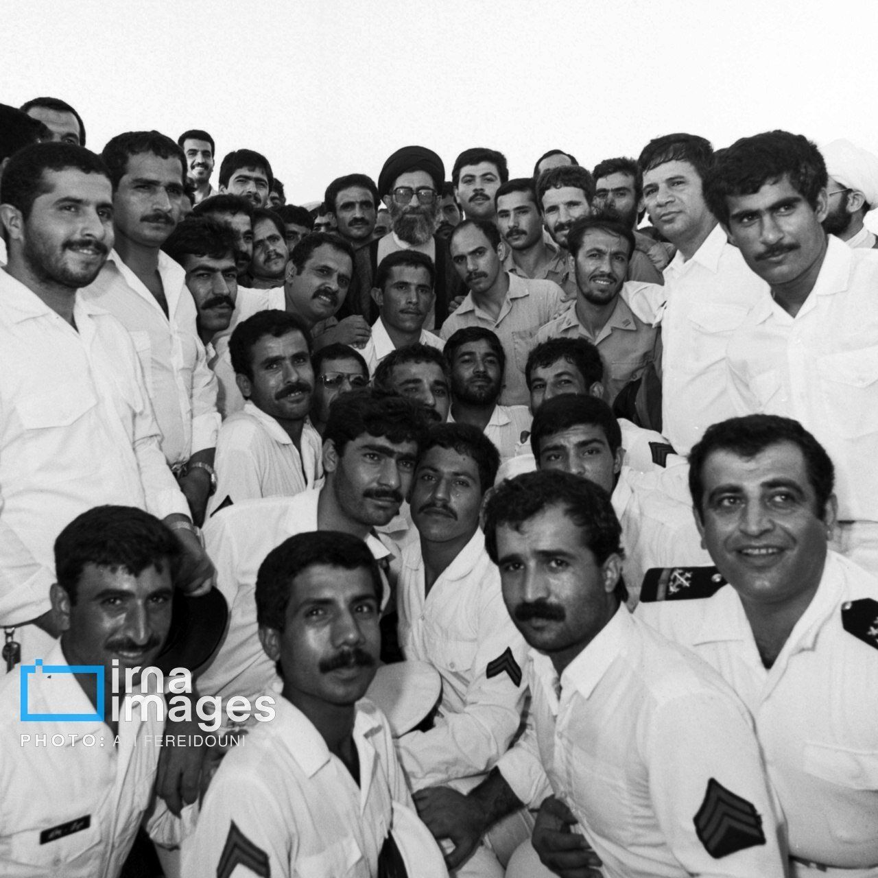 یک قاب تاریخی از حضور شهید آیت‌الله خامنه‌ای در مانور دریایی سال ۱۳۶۴/ حسن روحانی هم بود + تصاویر