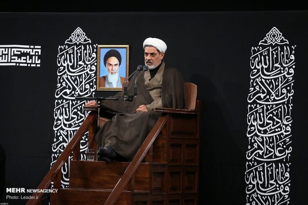 عزاداری شب عاشورا در حسینیه امام خمینی با حضور رهبری، قاسم سلیمانی، مقتدی صدر، احمدی‌نژاد