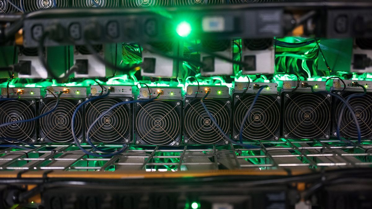 بازگشت ماینرهای بیتکوین به هوش مصنوعی؛ سودآوری بیشتر در مقابل نوسانات رمزارز