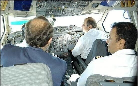 علی لاریجانی و قالیباف در کابین خلبان + تصویر