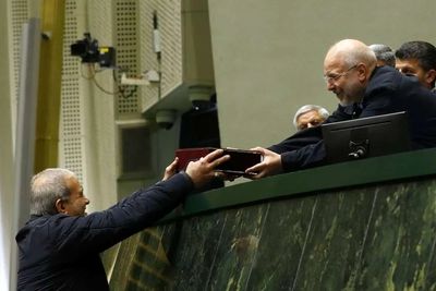 مخالفت مجلس با افزایش 20 درصدی حقوق کارمندان | لاهوتی: افزایش حقوق را به نرخ تورم نزدیک می‌کنیم | انارکی: خطر سقوط به زیر خط فقر جدی‌است