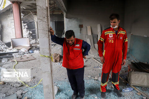 تصاویری دردآور از ریزش ساختمان ۱۰ طبقه در آبادان