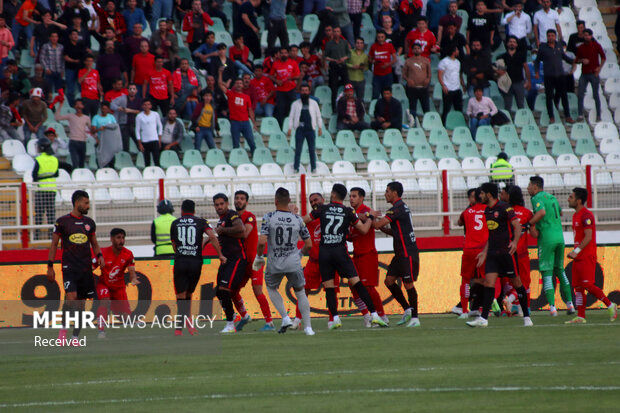 محافظ عجیب یک عکاس در بازی جنجالی پرسپولیس و تراکتور