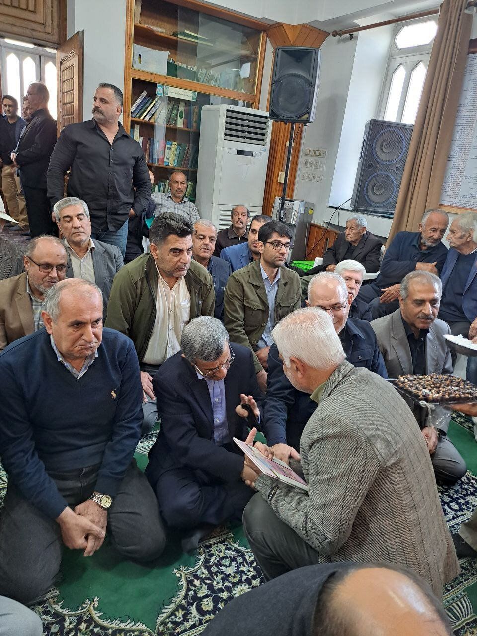 ژست‌های احمدی نژاد در مراسم ختم خواهر رحیم مشایی + عکس 6