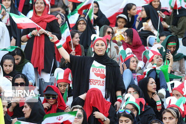 منتخب تصاویر نخستین حضور قانونی زنان ایرانی در ورزشگاه آزادی