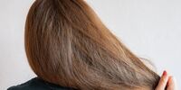 چه چیزی باعث خشکی مو می‌شود؟
