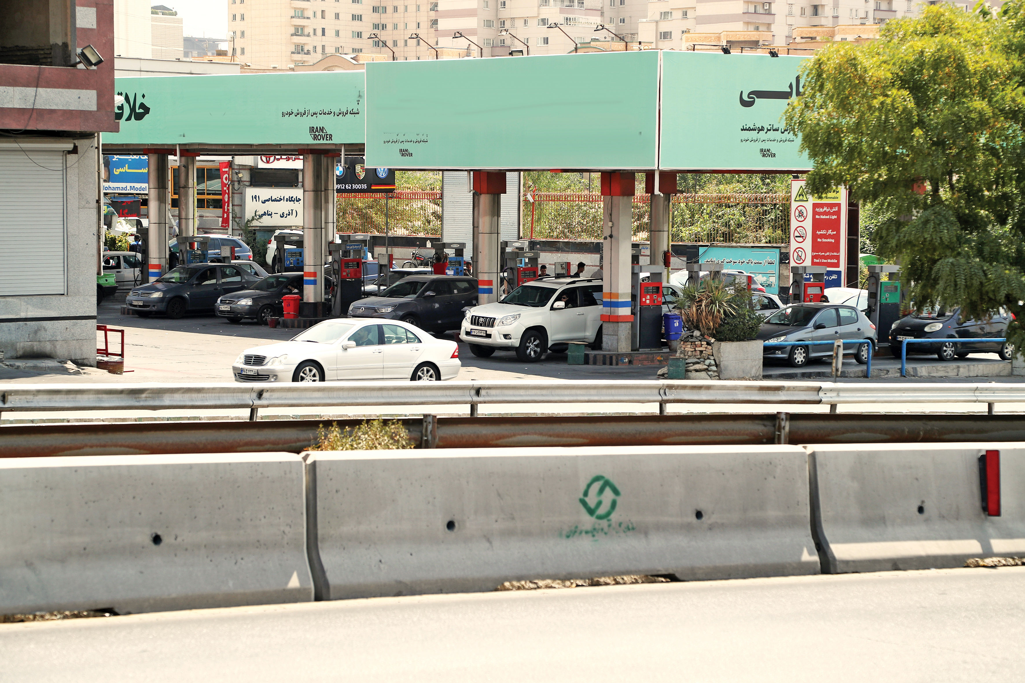 فروش اجباری مکمل در پمپ بنزین ها / تخلفات را با این شماره تلفن گزارش دهید