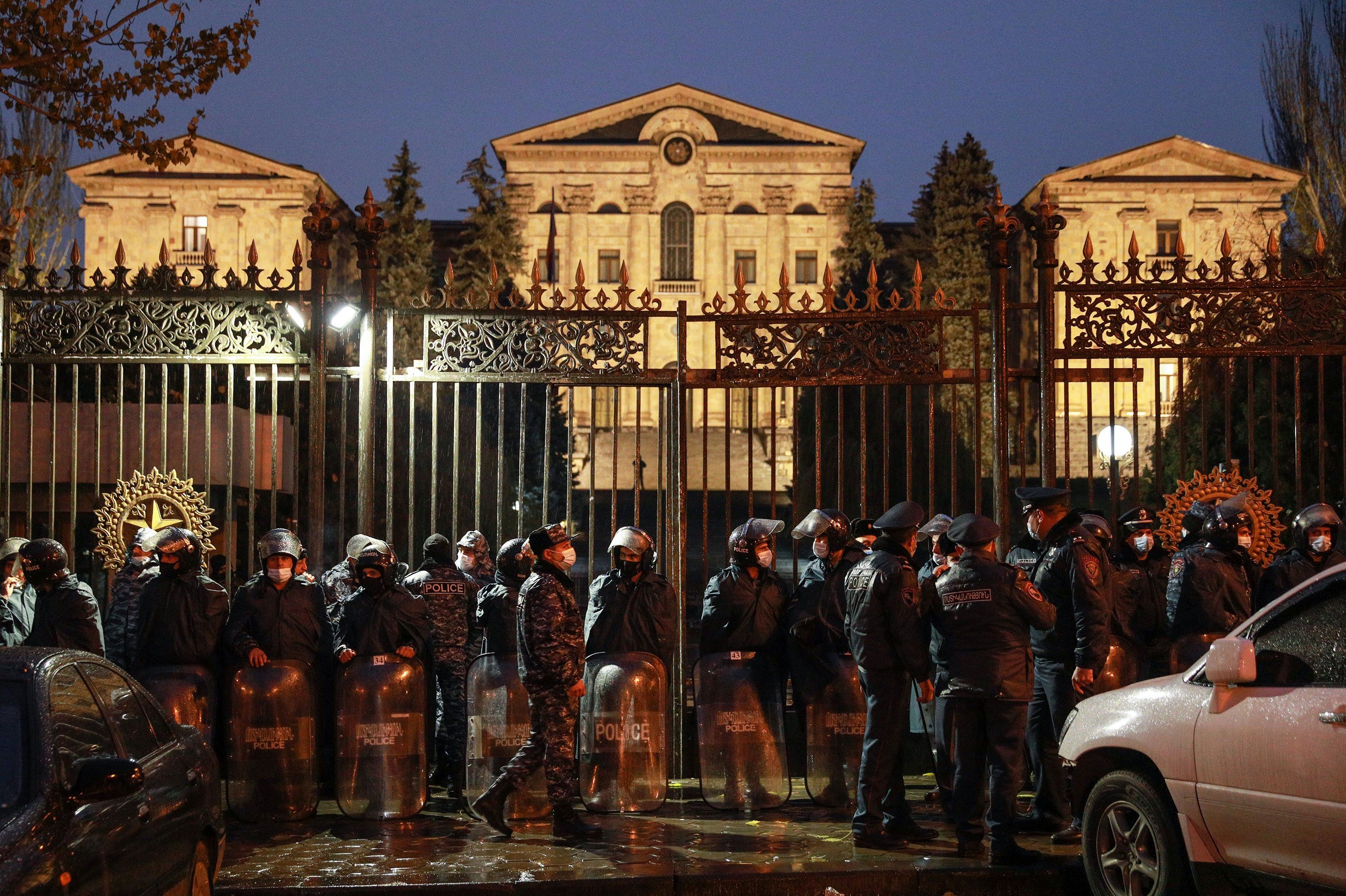 آغاز ناآرامی‌ها در پایتخت ارمنستان/ تظاهرات به پشت دفتر نخست‌وزیر کشید
