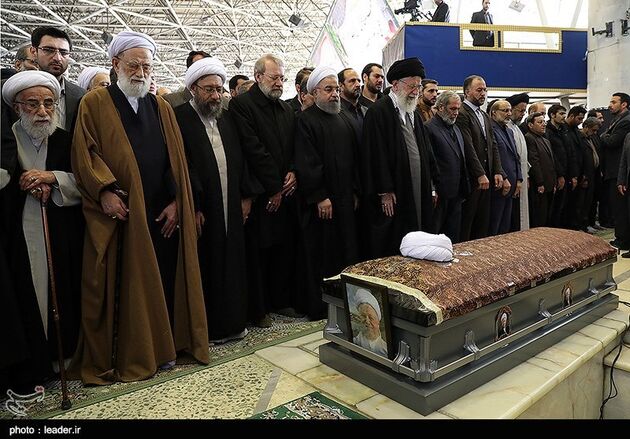 اقامه نماز بر پیکر آیت الله هاشمی رفسنجانی توسط مقام معظم رهبری