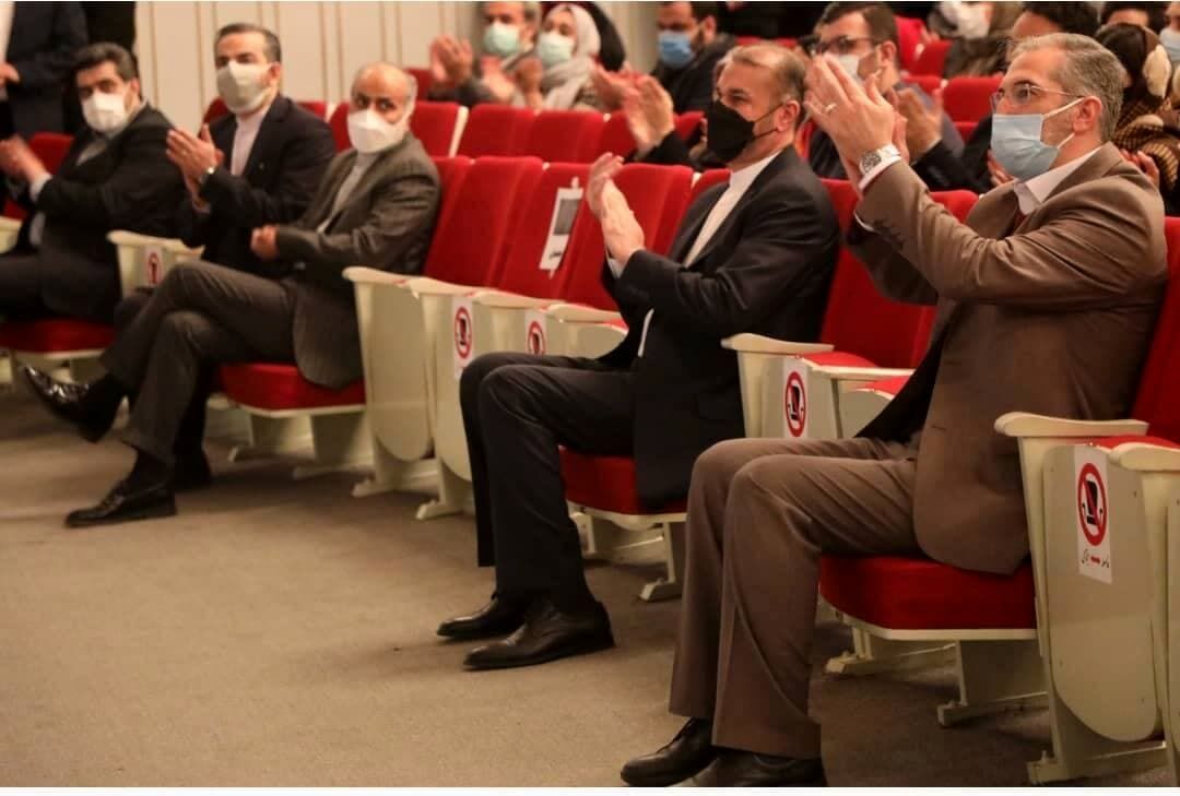 هدیه وزیر امور خارجه به رهبر ارکستر سمفونیک تهران چه بود؟