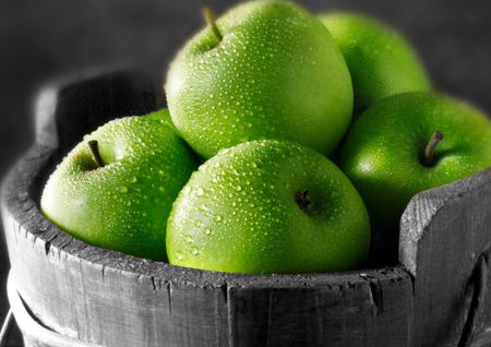 ۵ خاصیت شگفت انگیز خوردن سیب به صورت ناشتا