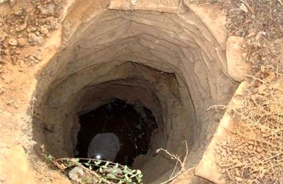 سقوط 8 عضو یک خانواده درون چاه 50 متری