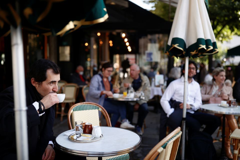 هیجان مردم فرانسه از بازگشایی کافه و رستوران ها+ تصاویر