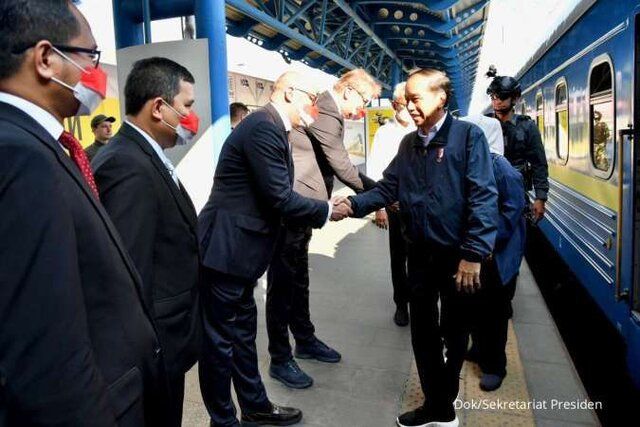 آقای رئیس جمهور با قطار به اوکراین رفت