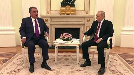 حرکات عصبی پوتین در دیدار با رئیس جمهور تاجیکستان/ او پاهای خود را به حالتی عجیب حرکت می دهد