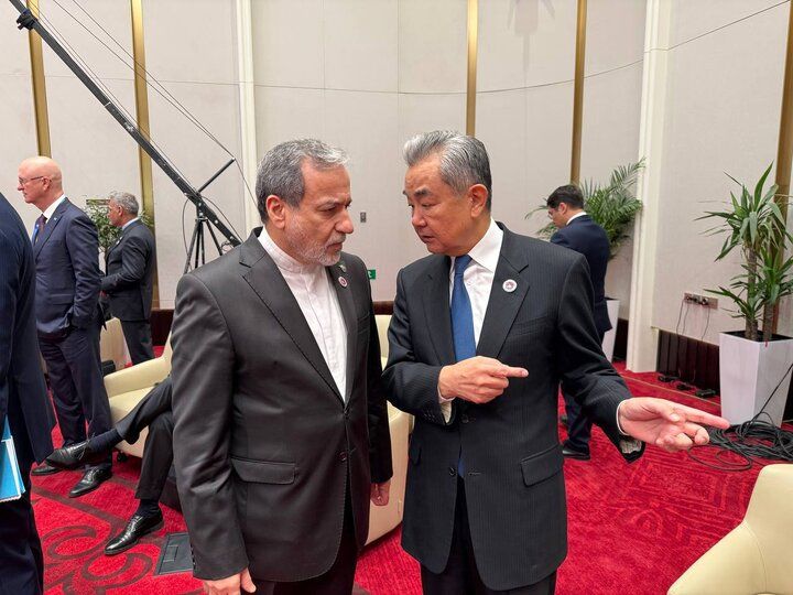 دیدار عراقچی و وانگ یی در بیشکک