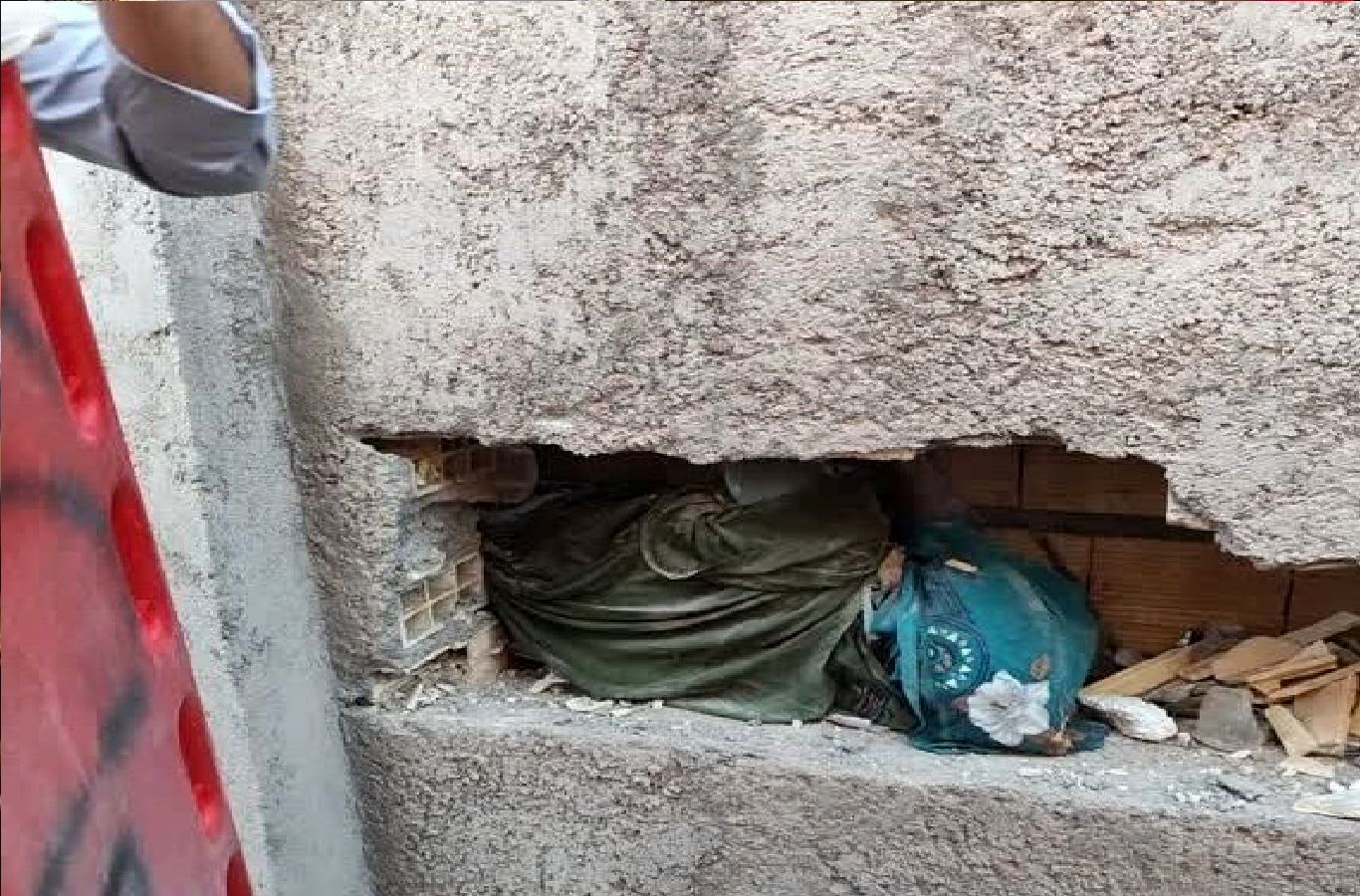 نجات زن بمی بعد از ۴ روز گرفتاری در بین دیوار