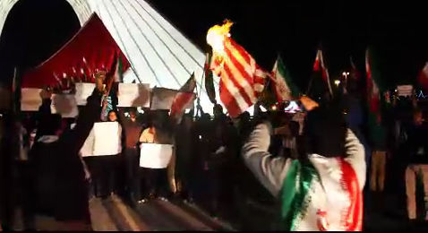 اعضای بسیج دانشجویی تهرانی بامداد امروز، پرچم آمریکا را در میدان آزادی آتش زدند / فیلم