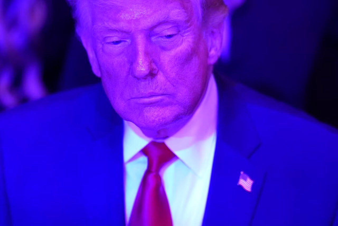 چهره ترامپ پس از شنیدن شکست مذاکرات؛ او حداقل تا ساعت ۱۱:۲۸ شب به وقت محلی در سالن میامی باقی ماند/ عکس