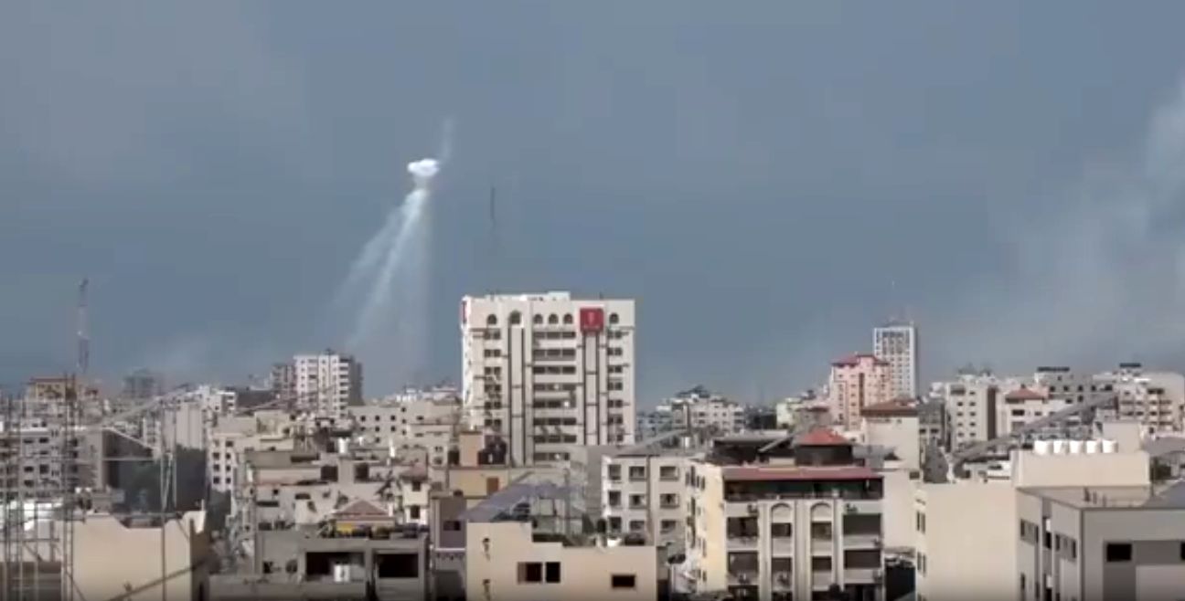 اسرائیل بر سر مردم غزه بمب فسفری ریخت + فیلم