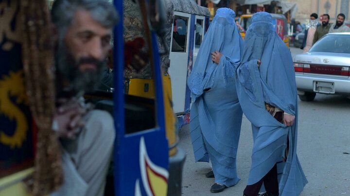 حکم جدید طالبان: زنان شاغل افغان با پتو خود را بپوشانند!