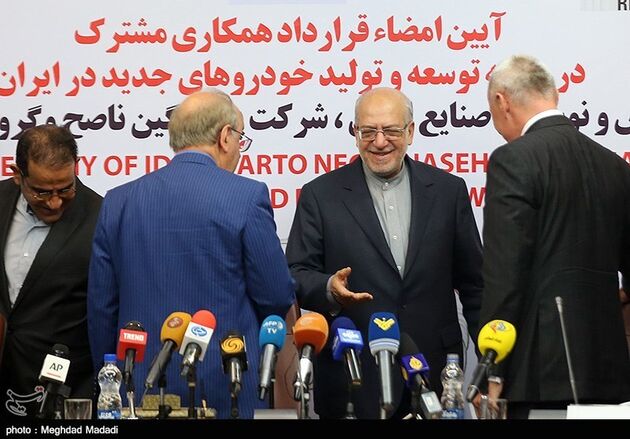 مراسم امضای قرارداد رنو